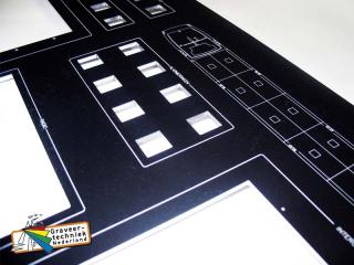 Paneel voor een schip uit zwart aluminium gemaakt